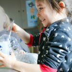 enfant qui fait des bulles de savon