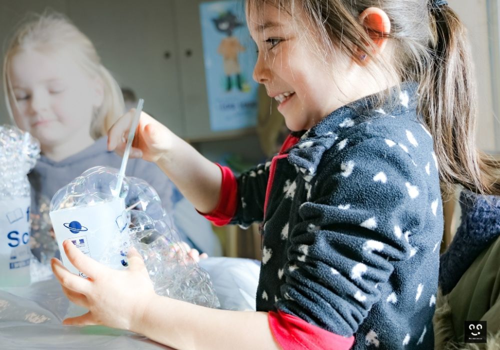 enfant qui fait des bulles de savon