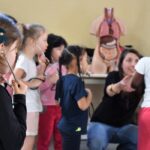 animation sur le corps humain avec enfant mannequin et animatrice