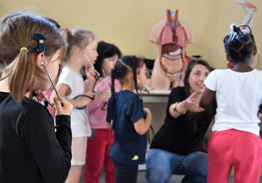 animation sur le corps humain avec enfant mannequin et animatrice